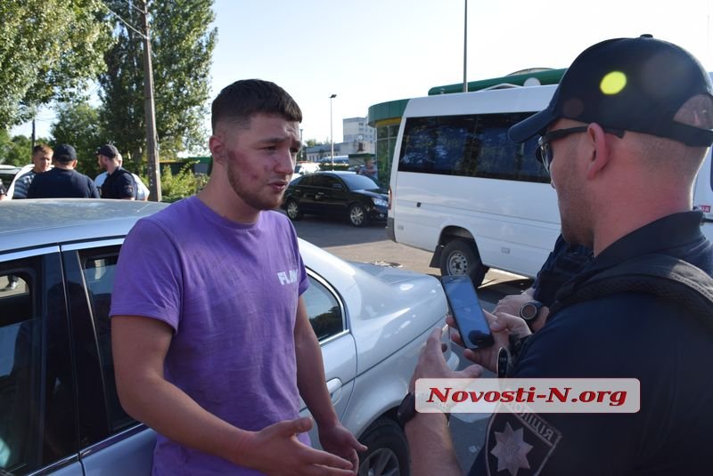 Наехал на ногу копу: в Николаеве чуть не подрались полицейские и водитель BMW (ФОТО, ВИДЕО)