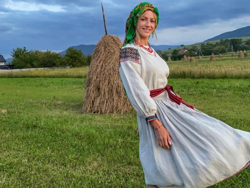 Леся Никитюк позировала в национальном костюме на фоне снопов (ФОТО)