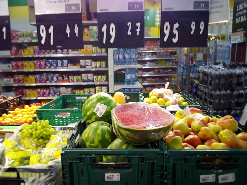 В супермаркетах в Киеве подешевела на 18 гривен клубника и снизились цены на арбузы (ФОТО)