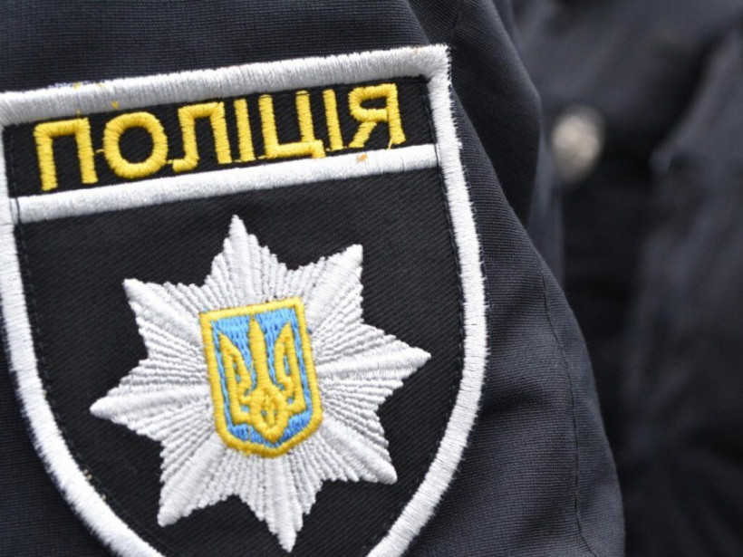 На Воскресенке в Киеве во дворе произошла драка жильца с шумной компанией (ВИДЕО)