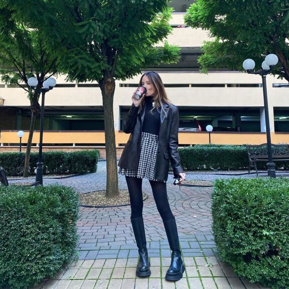 Надя Дорофеева вышла на осеннюю прогулку в модном аутфите (ФОТО)