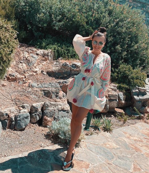 Ани Лорак похвасталась новыми фото в объемных нарядах с отдыха в Греции