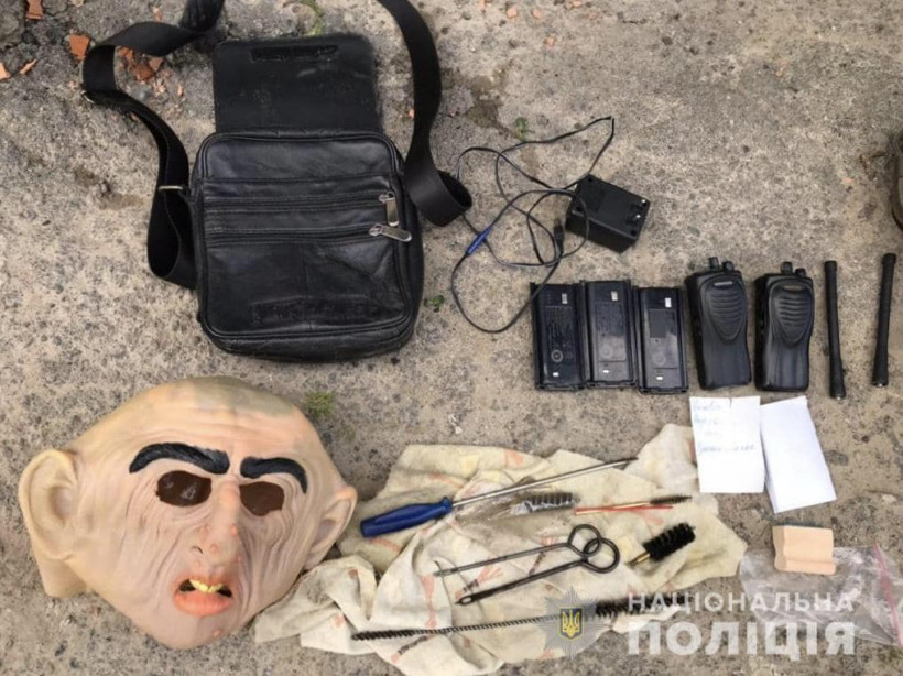 В Киеве поймали банду грабителей, отбиравших у людей деньги в масках и париках (ФОТО, ВИДЕО)